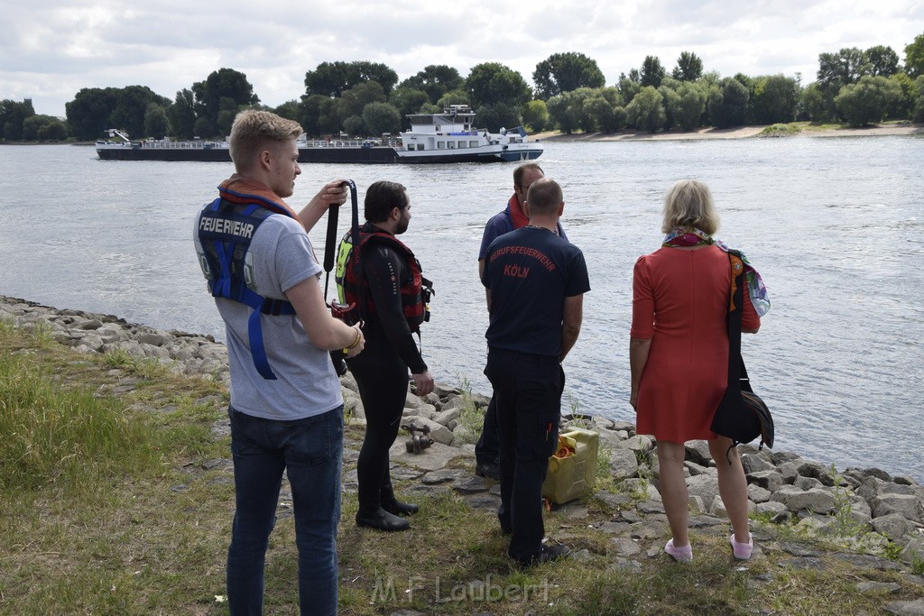 Uebung BF Taucher und Presse Koeln Zoobruecke Rhein P124.JPG - Miklos Laubert